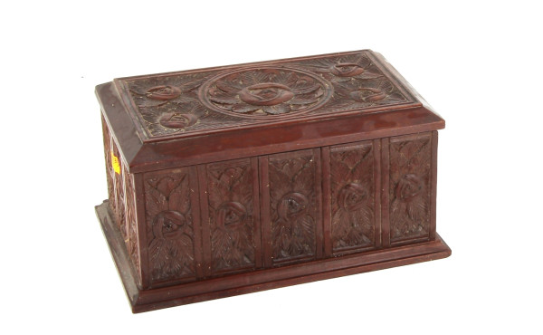 Coffret en bois sculpté à décor de roses