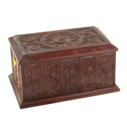 Coffret en bois sculpté à décor de roses