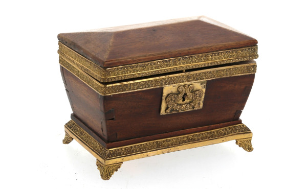 Coffret XIXème de forme tombeau en acajo