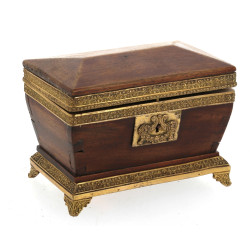 Coffret XIXème de forme tombeau en acajo