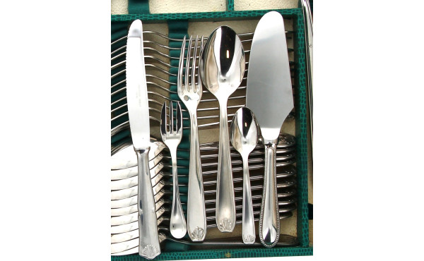 Ménagère en inox décor coquille comprena