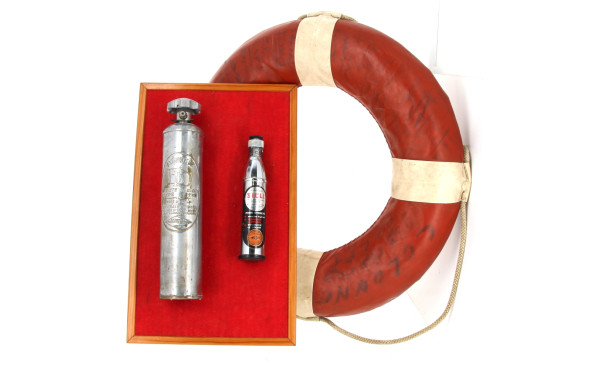 Deux extincteurs anciens fixés sur un pa