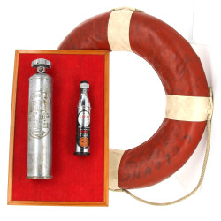 Deux extincteurs anciens fixés sur un pa