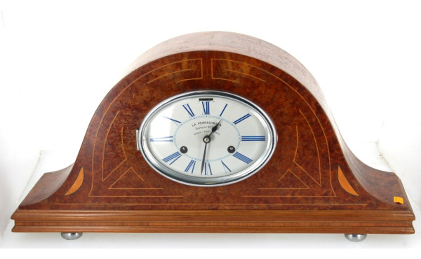 Pendule en loupe et placage, vendue en l