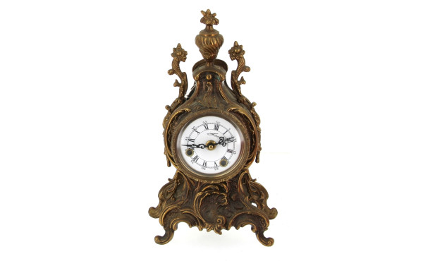 Pendule en laiton décor rocaille, avec s