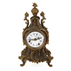 Pendule en laiton décor rocaille, avec s