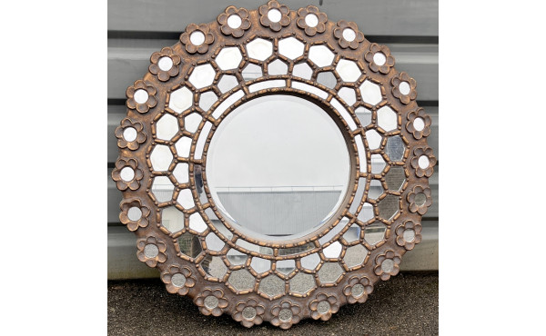 Grand miroir circulaire en résine dorée.
