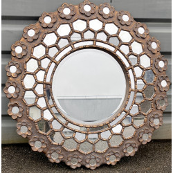 Grand miroir circulaire en résine dorée.