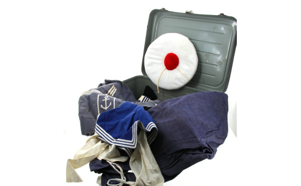 Tenue de marin dans une valise en métal 