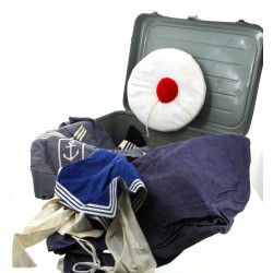 Tenue de marin dans une valise en métal 
