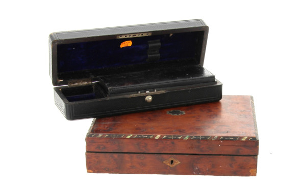 2 coffrets anciens : l'un en placage de 