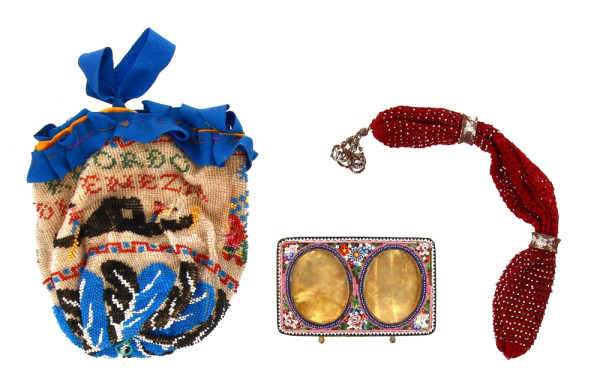 Bourse ancienne perlée (remaniée au col 