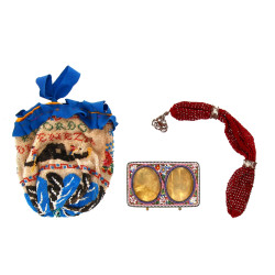 Bourse ancienne perlée (remaniée au col 