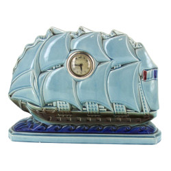 Pendule à poser en faïence en forme de v