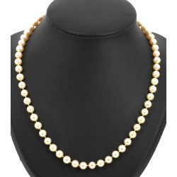Collier de 69 perles en shoker, fermoir 