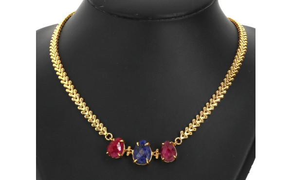 Collier en métal doré, deux rubis et deu