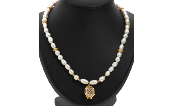 Collier en perles d'eau douce et métal d