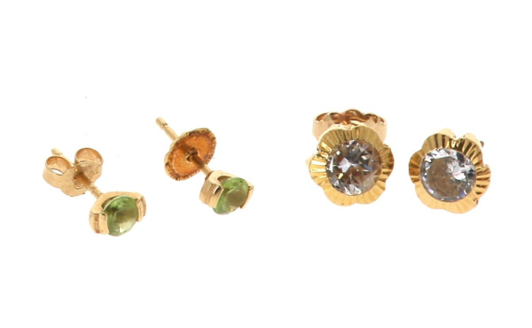 Deux paires de puces d'oreilles en or ja