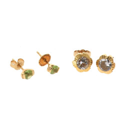 Deux paires de puces d'oreilles en or ja
