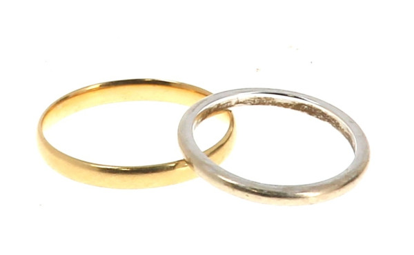 Lot de 2 alliances en or, l'une en or ja