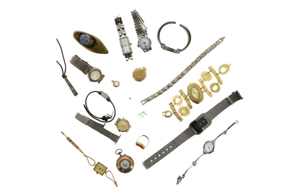 Trois montres bracelets de dame en métal