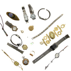 Trois montres bracelets de dame en métal