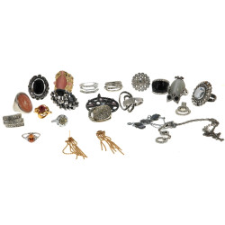 Lot de bijoux fantaisie : 16 bagues, 2 c