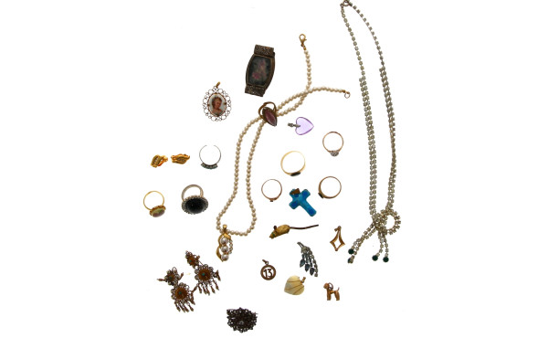 Lot de bijoux fantaisie anciens contenus