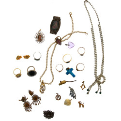Lot de bijoux fantaisie anciens contenus