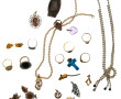 Lot de bijoux fantaisie anciens contenus