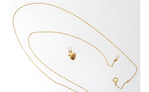 Chaîne accidentée et petit pendentif cœu