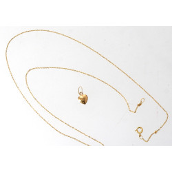 Chaîne accidentée et petit pendentif cœu