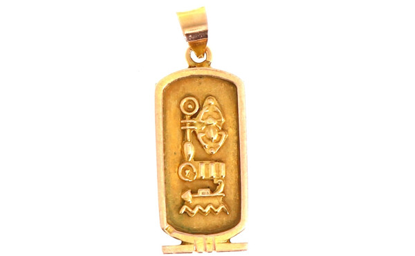 Pendentif en forme de cartouche en or ja