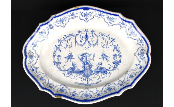 Plat ancien en faïence à bords contours,
