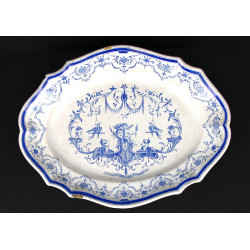 Plat ancien en faïence à bords contours,