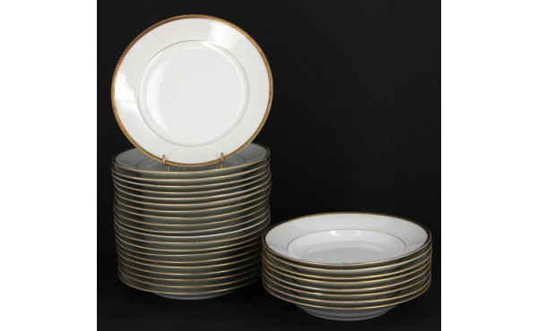 LIMOGES - Ensemble d'assiettes en porcel