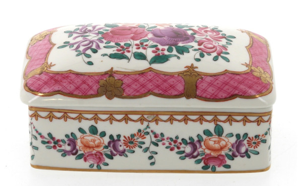 Coffret en porcelaine à décor de fleurs 