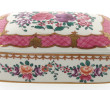 Coffret en porcelaine à décor de fleurs 