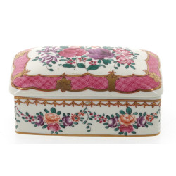 Coffret en porcelaine à décor de fleurs 