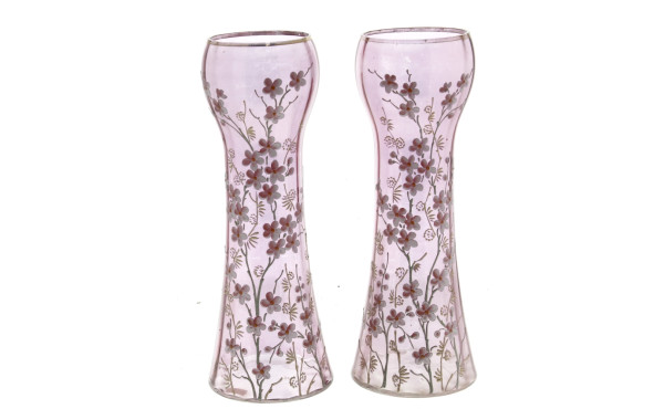Paire de vases en verre rose à décor éma