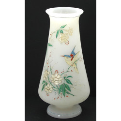 Vase en verre opalin blanc à décor émail