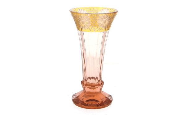 Vase cornet en verre jaune et rose gravé