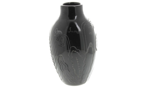 Vase en verre noir gravé de fleurs. H 29