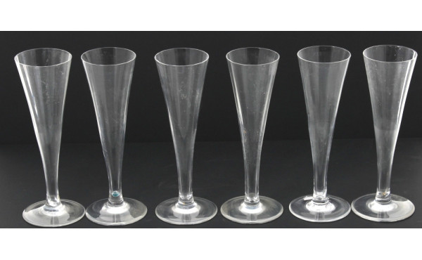 6 flûtes anciennes en cristal, forme con