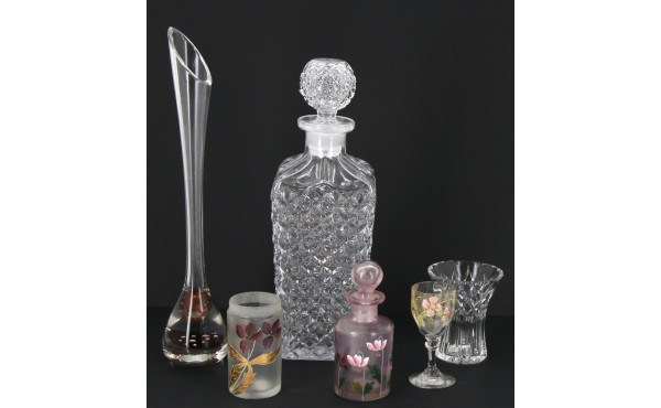 Lot comprenant une carafe en verre moulé