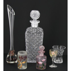 Lot comprenant une carafe en verre moulé