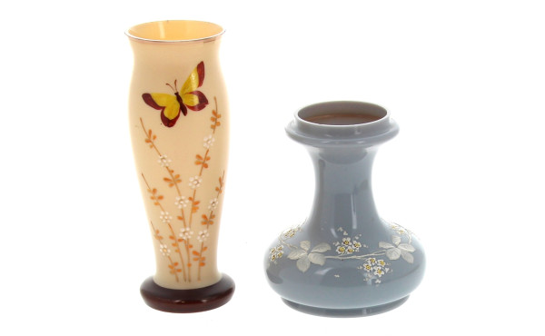 Lot de 2 vases : Vase en verre opalin b
