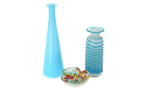 Deux vases en verre bleu et une coupe vi