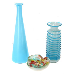 Deux vases en verre bleu et une coupe vi