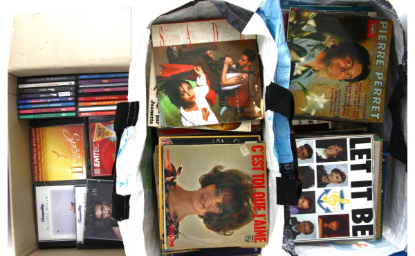 2 sacs de 45 tours + carton de CD musica